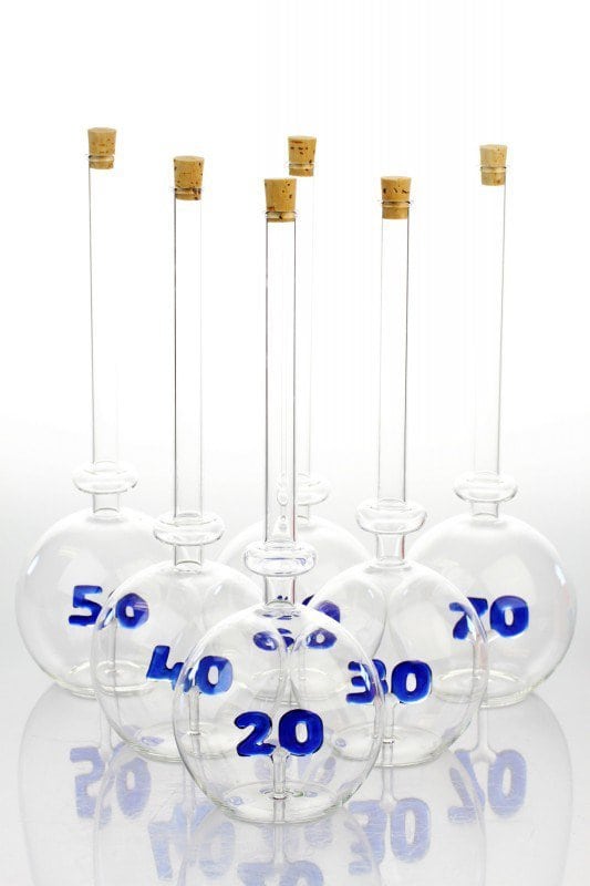 Edelglasflasche mit Zahlen