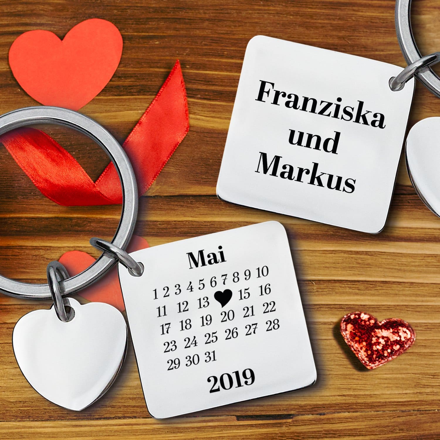 Schlüsselanhänger mit Herz – „Schönster Tag“ - Graviert mit Wunschnamen - Romantischer Anhänger für Paare